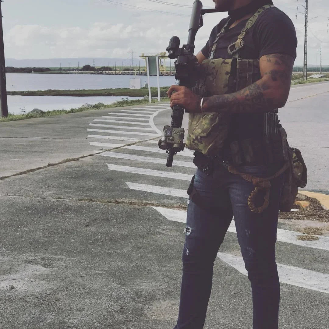 um militar descaracterizado em opereção, destaque para sua roupa confortável e funcional, foto tirada dos ombros para baixo para destacar a roupa, ele esta com uma calça azul e uma camiseta preta