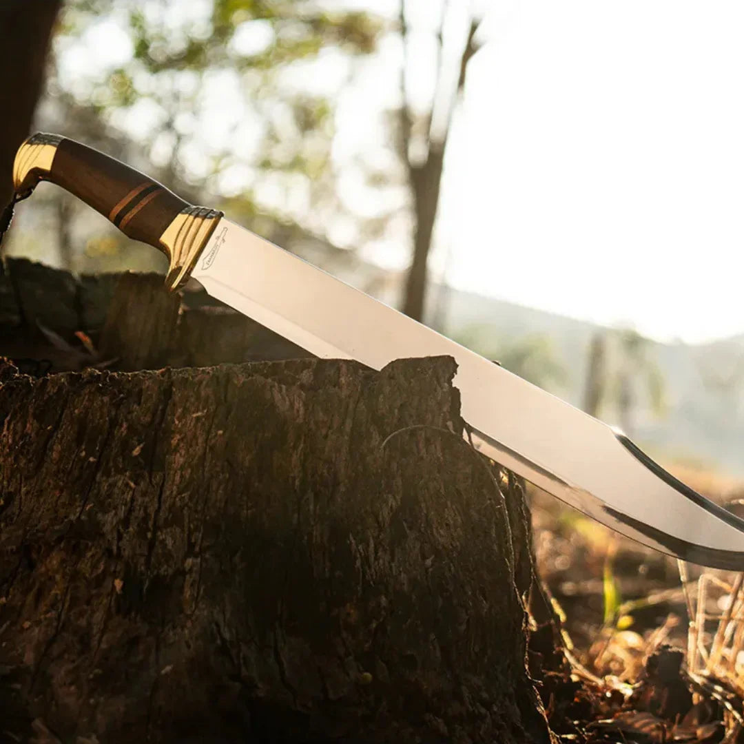 uma faca cravada em um tronco durante o por do sol, faca vista de perfil com o sol atraz