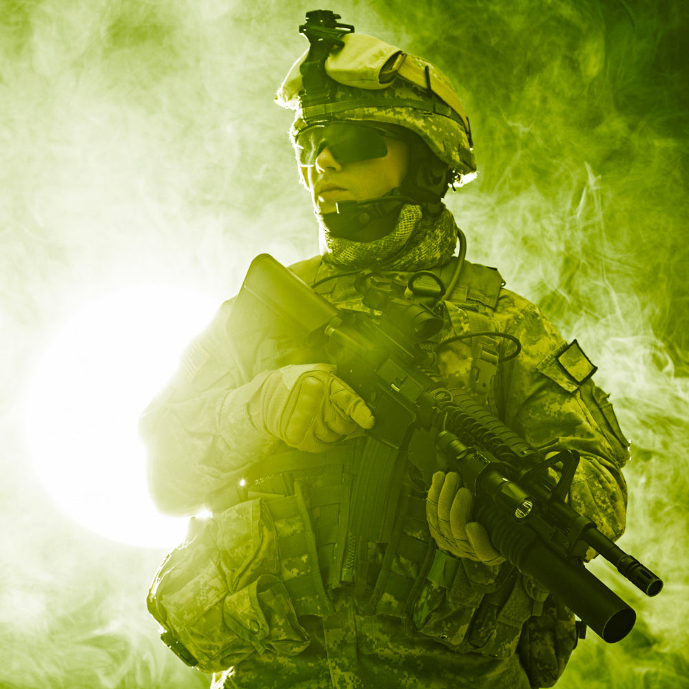 um militar descaracterizado em opereção, destaque para sua roupa confortável e funcional, foto tirada dos ombros para baixo para destacar a roupa, ele esta com uma calça azul e uma camiseta preta