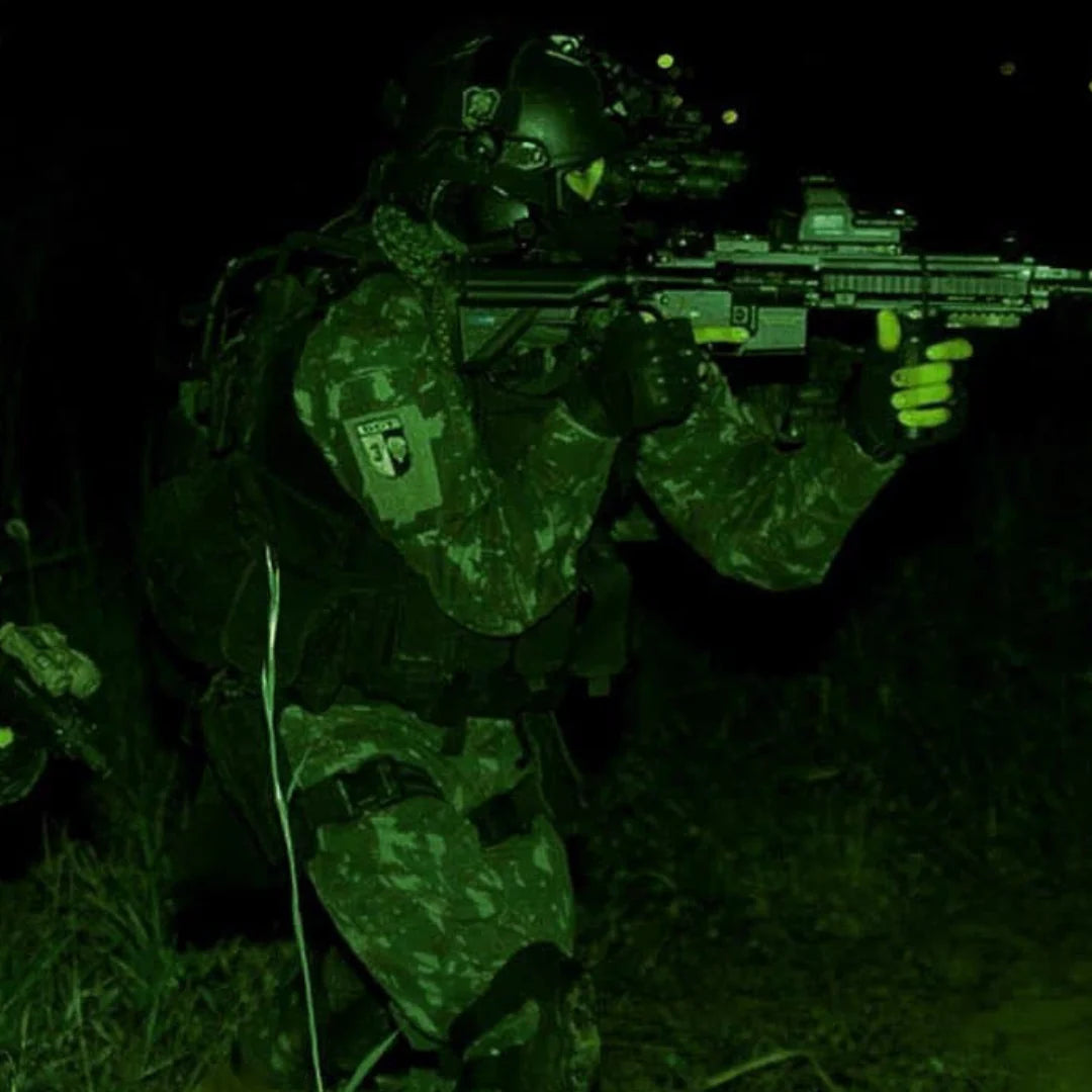militar em operação sendo iluminado com uma iluminação apropriada para o momento, imaguem de um militar de perfil totalmente equipado