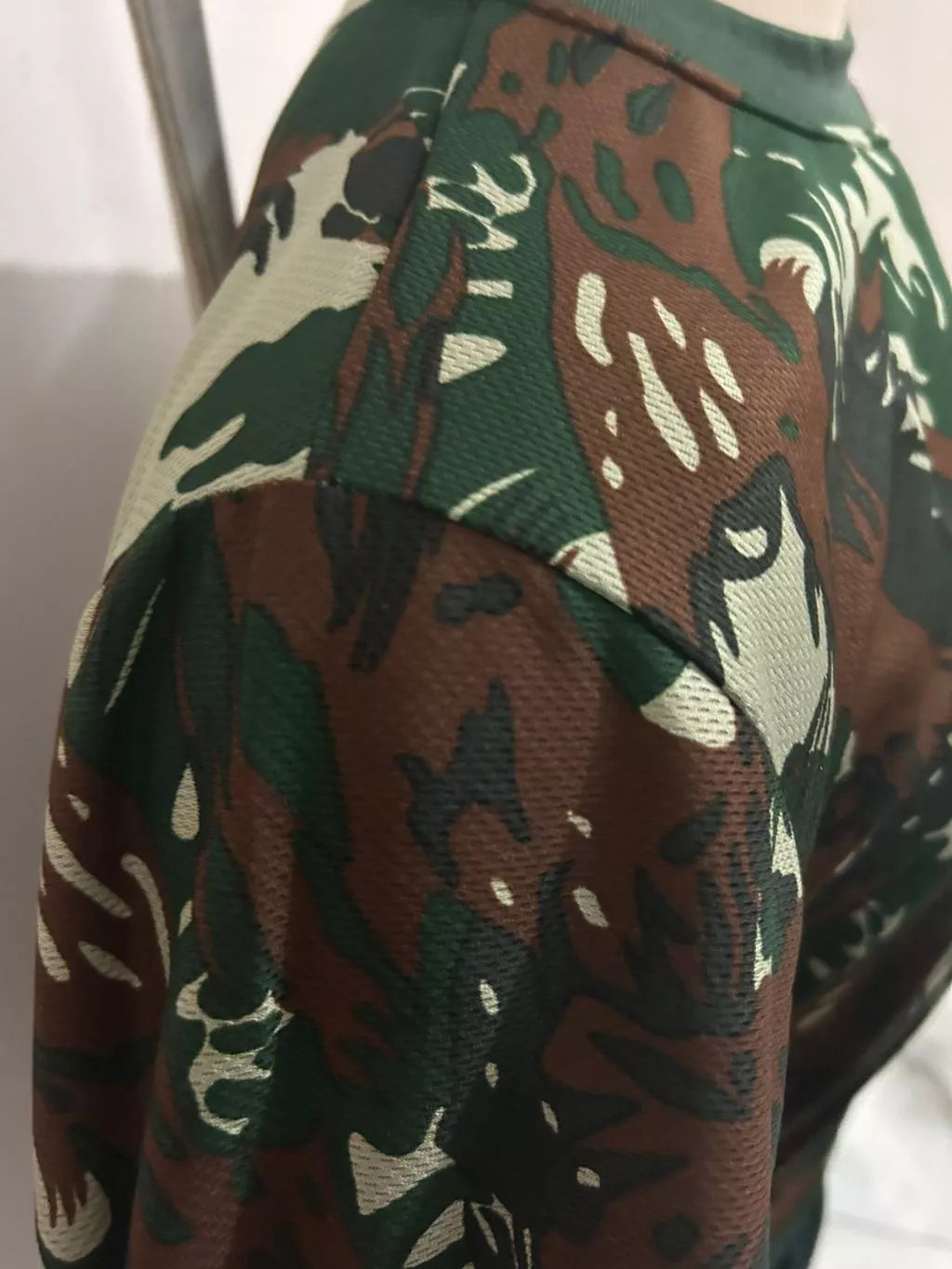 Camiseta Camuflada Exercito Brasileiro arranca toco vista lateral mostrando os detalhes das costuras