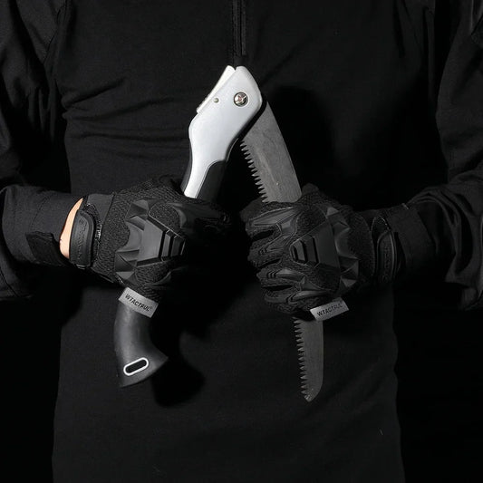 Luva Tática Militar Prometheus | Kevlar Proteção Total sendo utilizada com em uma serra manual mostrando que mesmo com com esses material ela aguenta ser utilizada
