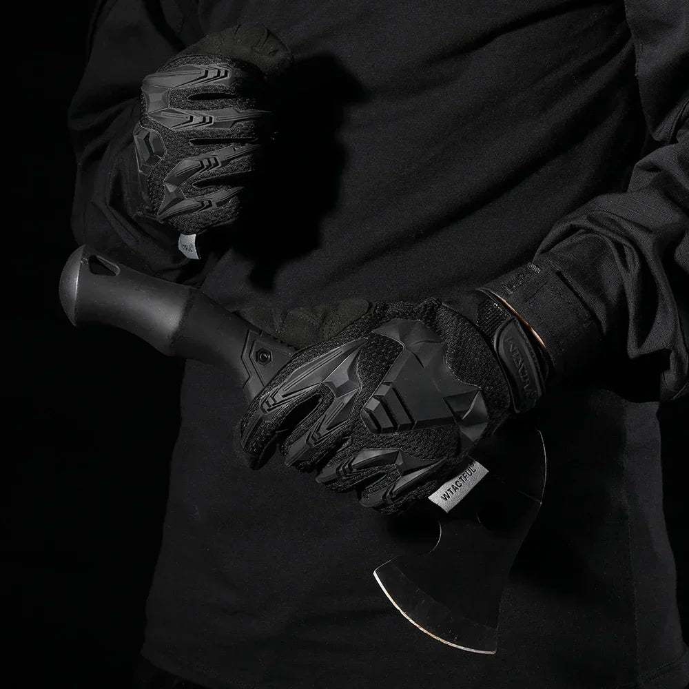 Luva Tática Militar Prometheus | Kevlar Proteção Total da arranca toco sendo utilizada para segurar uma ferramenta pesada mapa mostrar a ergonomia da luva
