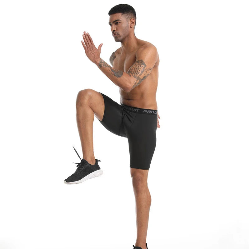 O Shorts de Compressão Masculino Esportivo foi desenvolvido para homens que levam sua performance a sério. Seja no treino, corrida, ciclismo ou atividades táticas, ele oferece suporte muscular, conforto extremo e mobilidade total, permitindo que você vá além dos seus limites com confiança.
Seu tecido tecnológico proporciona ajuste firme ao corpo, melhorando a circulação e reduzindo a fadiga muscular, garantindo mais resistência durante o esforço.
imagem mostrando a elasticidade a liberdade de movimento