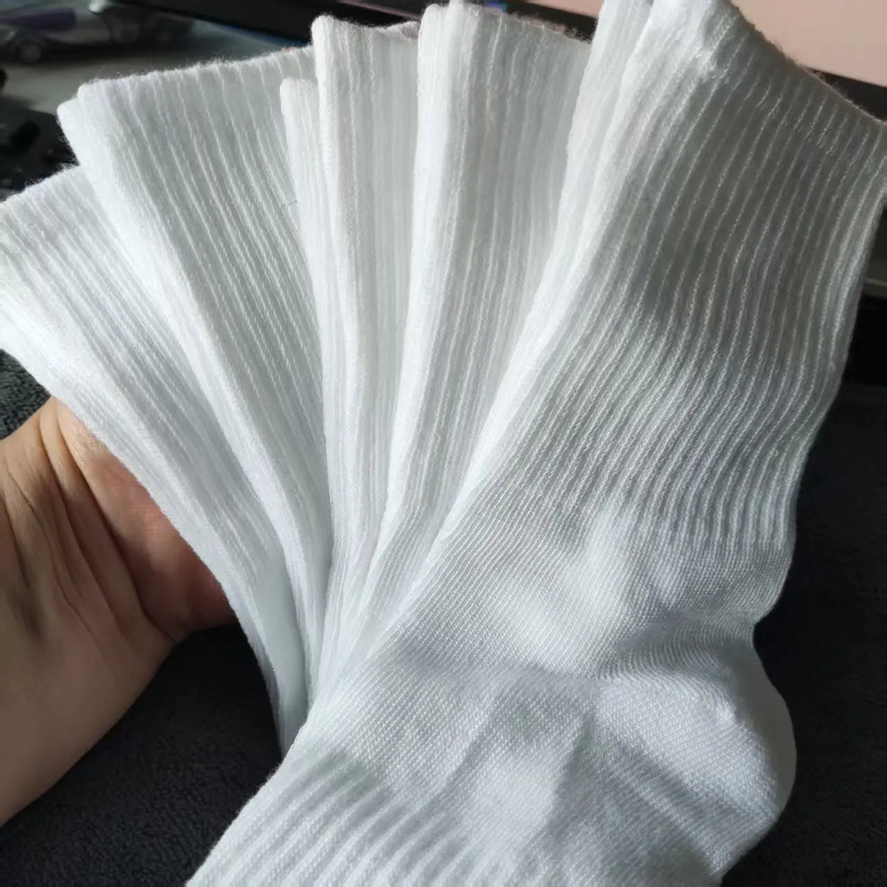 Seja em treinos intensos, operações táticas, trabalho ou uso diário, suas meias precisam acompanhar seu ritmo. As Meias Táticas Esportivas GIOIO foram projetadas com tecnologia de controle de suor e neutralização de odores, garantindo conforto absoluto mesmo após horas de uso contínuo.

Você sente seus pés secos, firmes e prontos para qualquer desafio.
foto mostrando 5 pares de mais branca 