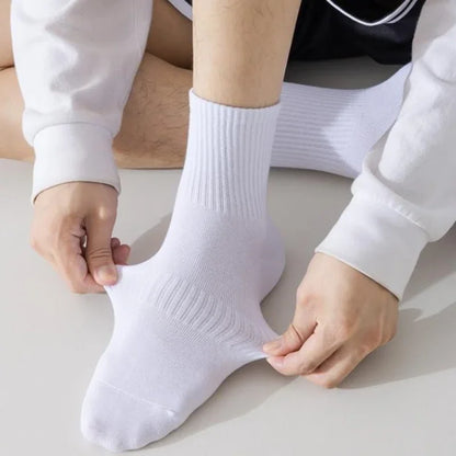 Seja em treinos intensos, operações táticas, trabalho ou uso diário, suas meias precisam acompanhar seu ritmo. As Meias Táticas Esportivas GIOIO foram projetadas com tecnologia de controle de suor e neutralização de odores, garantindo conforto absoluto mesmo após horas de uso contínuo.

Você sente seus pés secos, firmes e prontos para qualquer desafio.
imagem sendo utilizada no pé