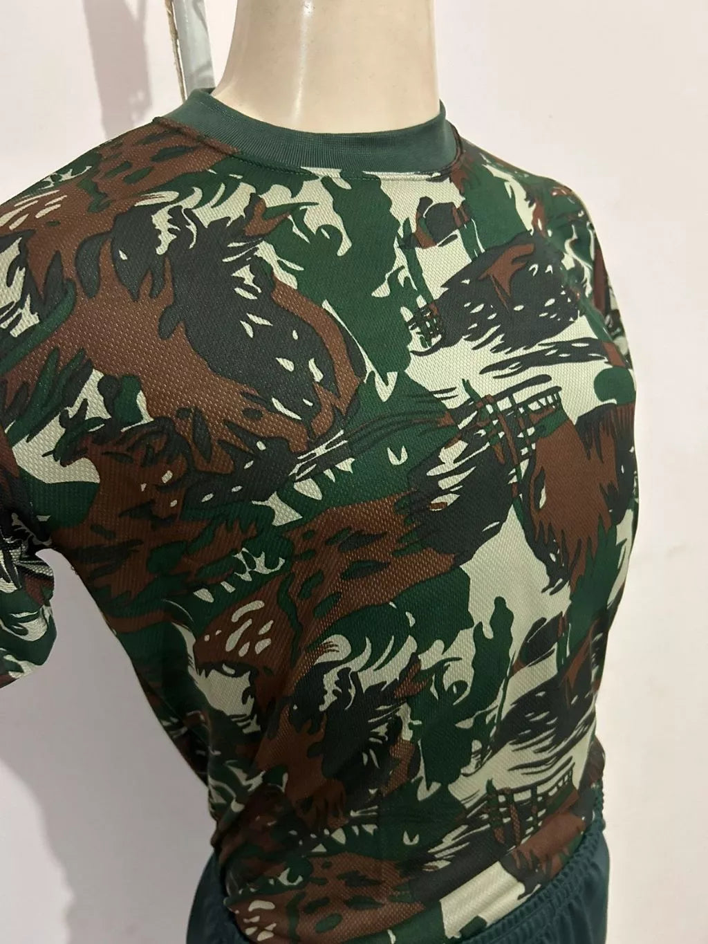 Camiseta Camuflada Exercito Brasileiro arranca toco vista lateral