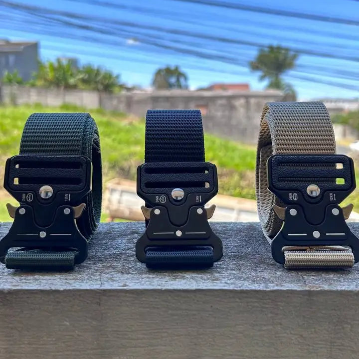 Cinto Tático Militar Defender| Fivela Metálica de Engate Rápido, três cintos verde oliva, preto e bege, encima de uma superfície plana.