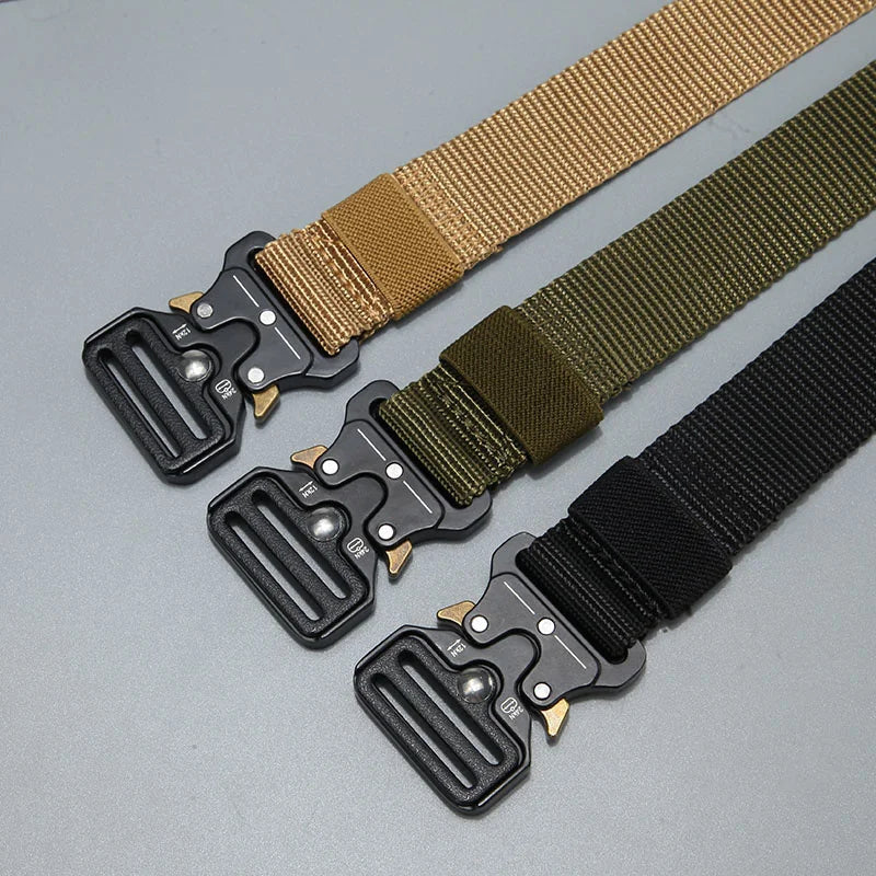 Cinto Tático Militar | Fivela Metálica Estilo Aviação, as três cores disponíveis abertos encima de uma superfície plana 