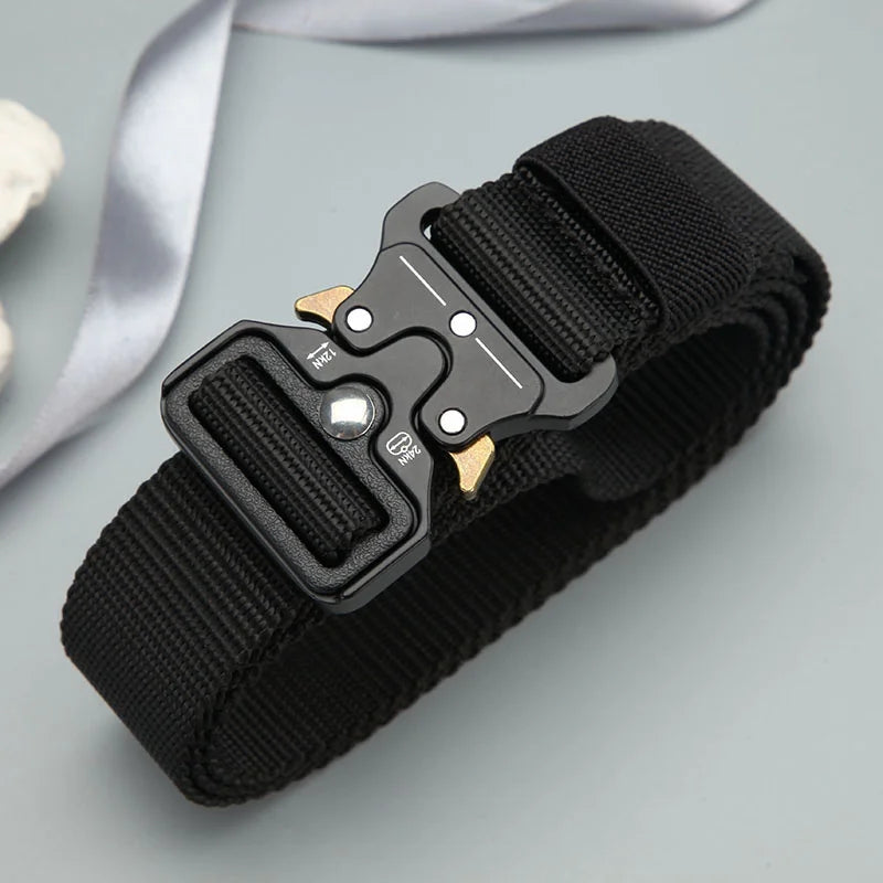 Cinto Tático Militar Defender preto| Fivela Metálica de Engate Rápido, na cor preto cinto esta enrolado encima de uma superfície plana, com a fivela aberta mostrando o mecanismo de encaixe do cinto.