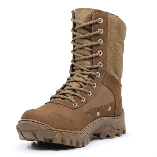Coturno Coyote Arranca Toco | Padrão Exercito Brasileiro, coturno coyote padrão do exercito brasileiro visto pela diagonal, mostrando os detalhes do solado grosso e confortável, da construção bem acabada e o design robusto 
