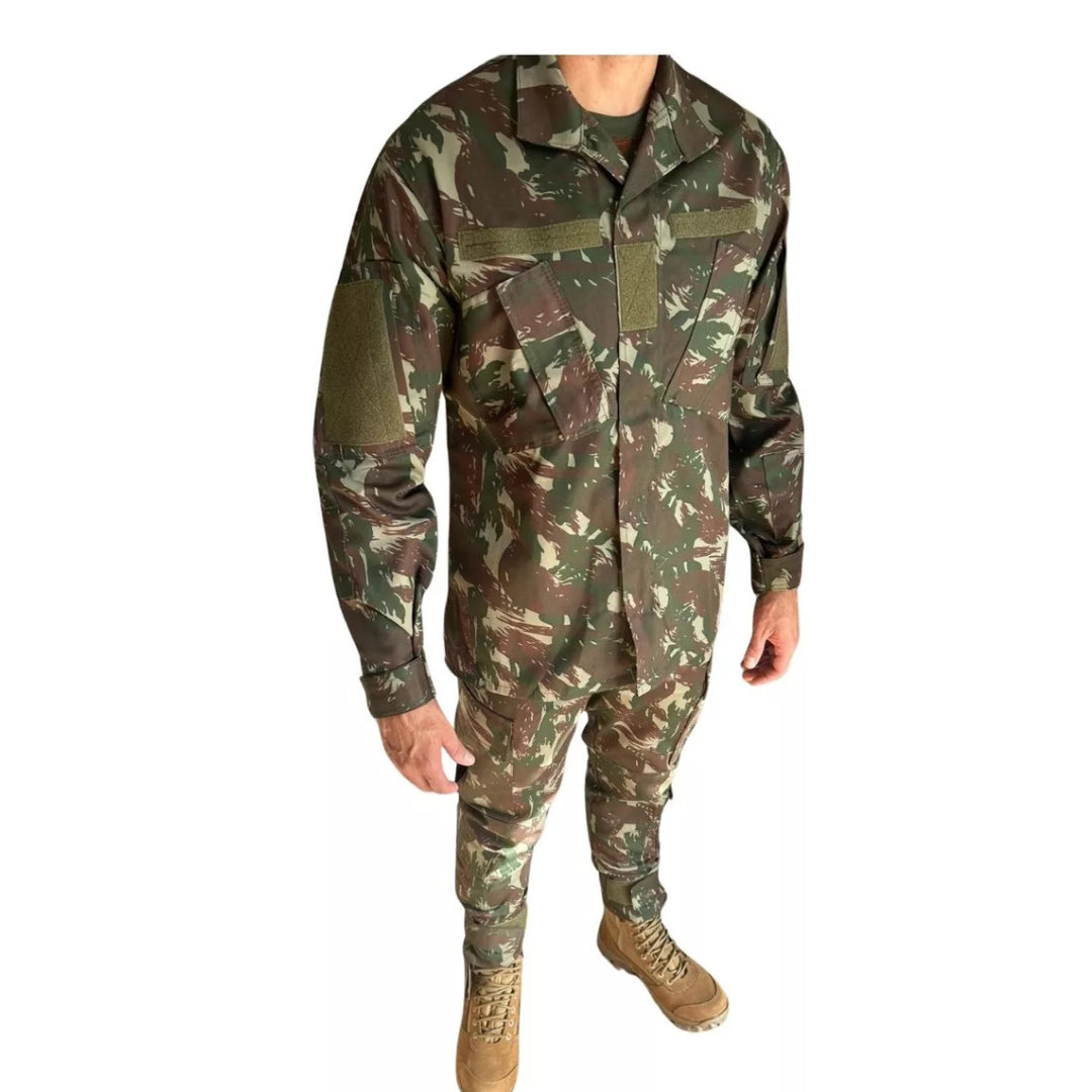 militar do exercito brasileiro utilizando o conjunto o novo de farda do exercito brasileiro da arranca toco completo, visto de frente foto em modelo real