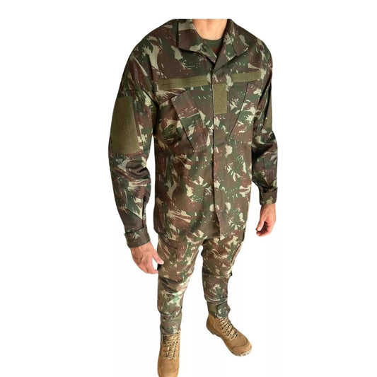 militar do exercito brasileiro utilizando o conjunto o novo de farda do exercito brasileiro da arranca toco completo, visto de frente foto em modelo real