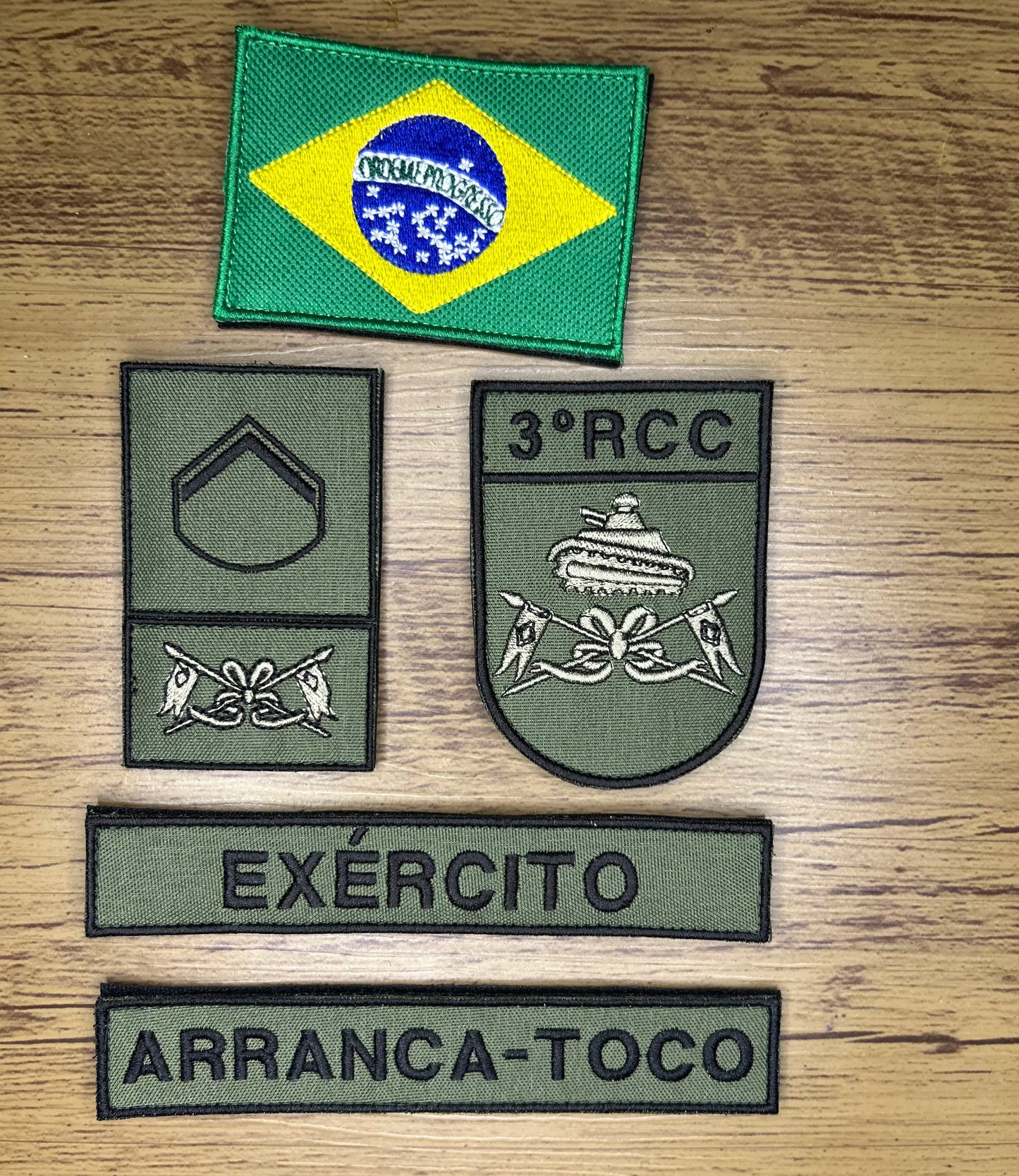Sutache bordados baixa visibilidade de alta resolução no padrão do Exercito Brasileiro

KIT Contém:&nbsp;

Nome de guerra personalizado;
Sutache Exercito;
Bandeira do Brasil;
Divisas de Posto/ Graduação;
Arma ;
Emblema da OM do militar.

OBSERVAÇÃO: Após ato de finalizar a compra entraremos em contato com você para acertarmos as informações editáveis do sutache.