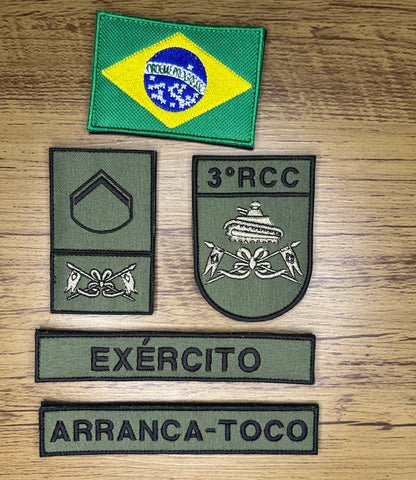 Sutache bordados baixa visibilidade de alta resolução no padrão do Exercito Brasileiro

KIT Contém:&nbsp;

Nome de guerra personalizado;
Sutache Exercito;
Bandeira do Brasil;
Divisas de Posto/ Graduação;
Arma ;
Emblema da OM do militar.

OBSERVAÇÃO: Após ato de finalizar a compra entraremos em contato com você para acertarmos as informações editáveis do sutache.