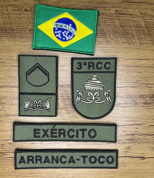 Sutache bordados baixa visibilidade de alta resolução no padrão do Exercito Brasileiro

KIT Contém:&nbsp;

Nome de guerra personalizado;
Sutache Exercito;
Bandeira do Brasil;
Divisas de Posto/ Graduação;
Arma ;
Emblema da OM do militar.

OBSERVAÇÃO: Após ato de finalizar a compra entraremos em contato com você para acertarmos as informações editáveis do sutache.