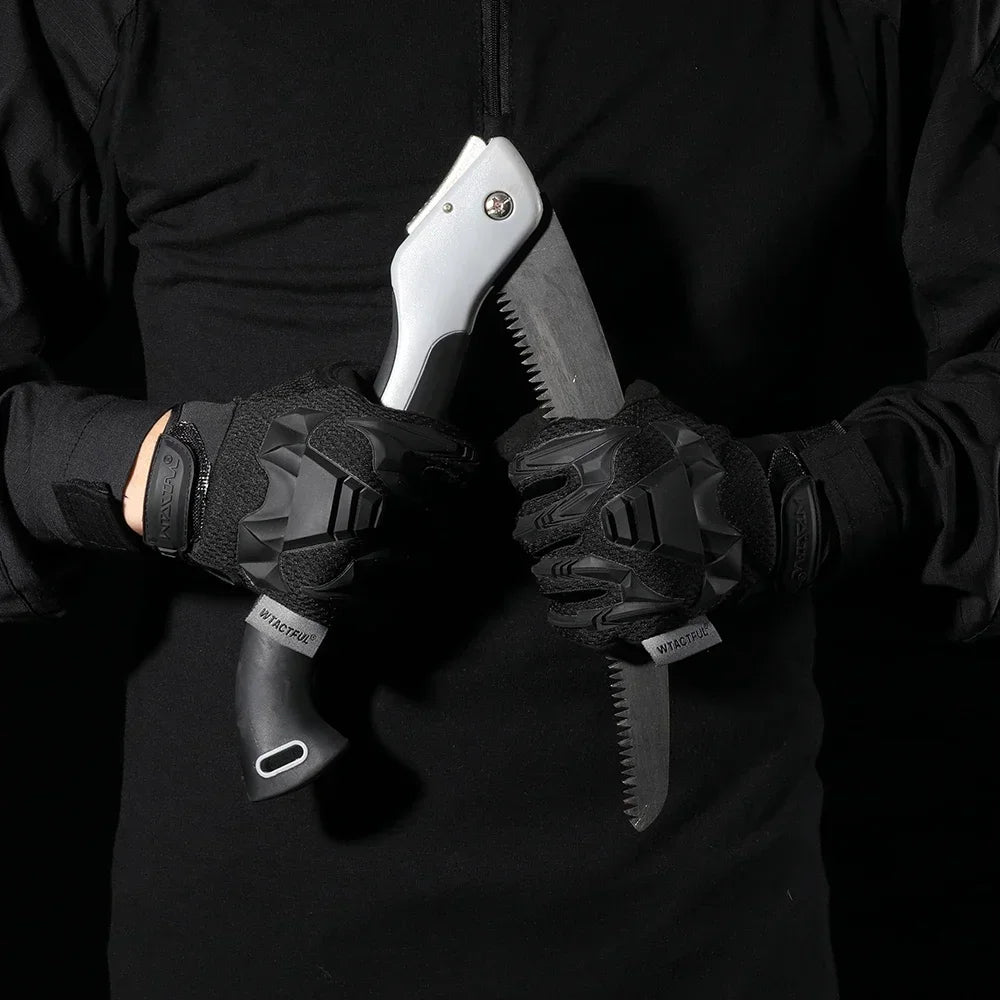 Luva Tática Militar Prometheus | Kevlar Proteção Total sendo utilizada com em uma serra manual mostrando que mesmo com com esses material ela aguenta ser utilizada