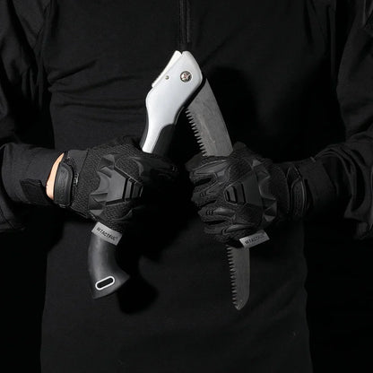 Luva Tática Militar Prometheus | Kevlar Proteção Total sendo utilizada com em uma serra manual mostrando que mesmo com com esses material ela aguenta ser utilizada