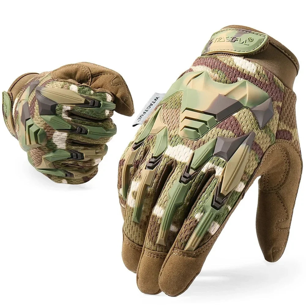 Luva Tática Militar Prometheus camuflada | Kevlar Proteção Total Arranca Toco luva vista em 2 perspectivas uma delas com a mão aberra mostrando as costas da mão , destacando o material resistente e a proteção oferecida, na outa ela com  punho fechado mostrando que além de robusta não limita seus movimentos.