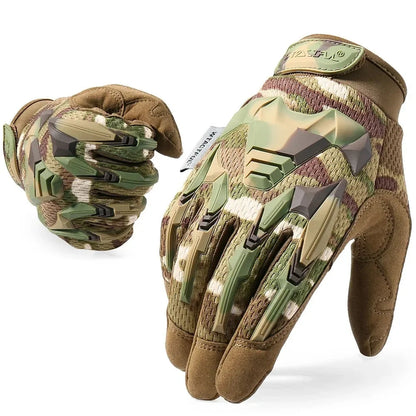 Luva Tática Militar Prometheus camuflada | Kevlar Proteção Total Arranca Toco luva vista em 2 perspectivas uma delas com a mão aberra mostrando as costas da mão , destacando o material resistente e a proteção oferecida, na outa ela com  punho fechado mostrando que além de robusta não limita seus movimentos.