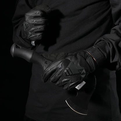 Luva Tática Militar Prometheus | Kevlar Proteção Total da arranca toco sendo utilizada para segurar uma ferramenta pesada mapa mostrar a ergonomia da luva