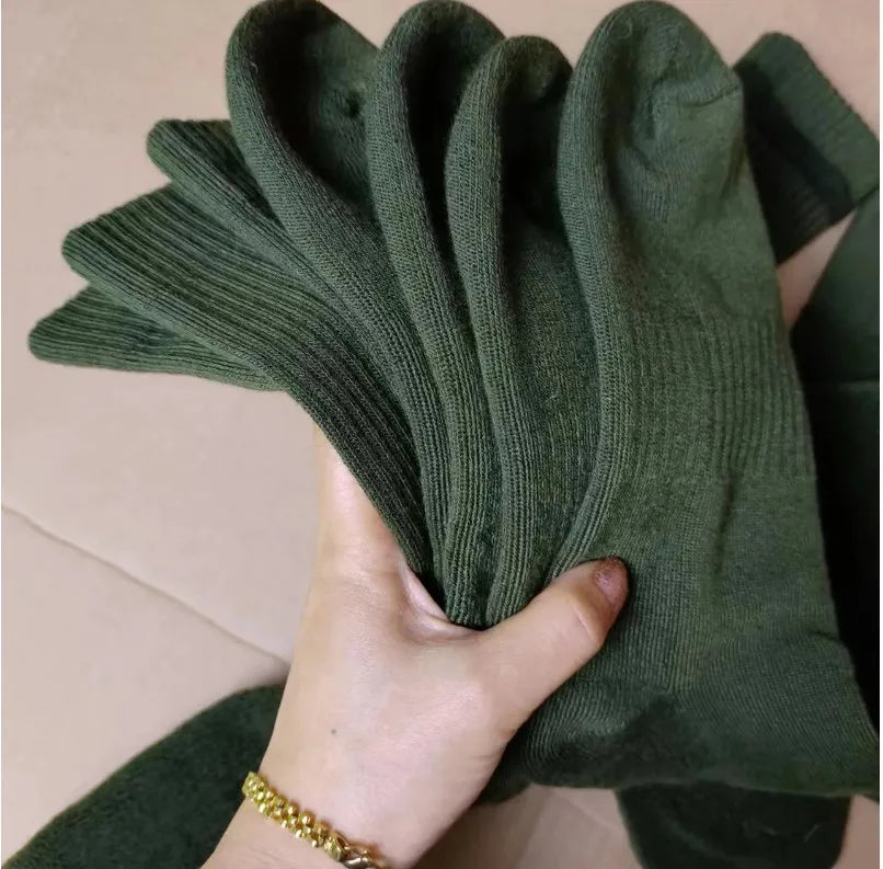 As Meias Militares Cano Alto da Arranca Toco são projetadas para quem exige proteção térmica, conforto extremo e durabilidade superior. Fabricadas com uma combinação estratégica de algodão, poliéster e lã, elas oferecem isolamento térmico eficiente, mantendo seus pés aquecidos mesmo em ambientes frios e hostis.

Seja em operações, trilhas, treinamentos ou uso com coturno, essas meias garantem desempenho superior do início ao fim.
imagem mostrando 3 pares de maia