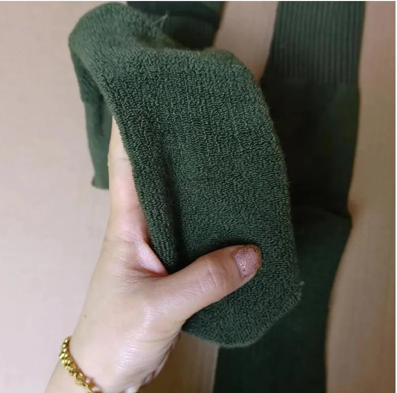 As Meias Militares Cano Alto da Arranca Toco são projetadas para quem exige proteção térmica, conforto extremo e durabilidade superior. Fabricadas com uma combinação estratégica de algodão, poliéster e lã, elas oferecem isolamento térmico eficiente, mantendo seus pés aquecidos mesmo em ambientes frios e hostis.

Seja em operações, trilhas, treinamentos ou uso com coturno, essas meias garantem desempenho superior do início ao fim.
imagem mostrando material