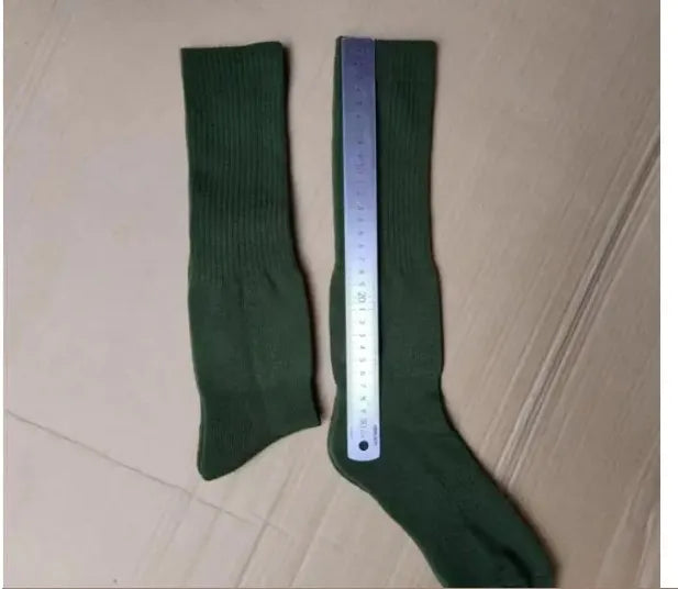 As Meias Militares Cano Alto da Arranca Toco são projetadas para quem exige proteção térmica, conforto extremo e durabilidade superior. Fabricadas com uma combinação estratégica de algodão, poliéster e lã, elas oferecem isolamento térmico eficiente, mantendo seus pés aquecidos mesmo em ambientes frios e hostis.

Seja em operações, trilhas, treinamentos ou uso com coturno, essas meias garantem desempenho superior do início ao fim.
imagem mostrando o comprimento da meia de cano alto