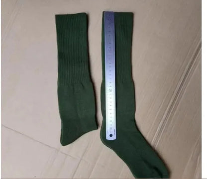 As Meias Militares Cano Alto da Arranca Toco são projetadas para quem exige proteção térmica, conforto extremo e durabilidade superior. Fabricadas com uma combinação estratégica de algodão, poliéster e lã, elas oferecem isolamento térmico eficiente, mantendo seus pés aquecidos mesmo em ambientes frios e hostis.

Seja em operações, trilhas, treinamentos ou uso com coturno, essas meias garantem desempenho superior do início ao fim.
imagem mostrando o comprimento da meia de cano alto