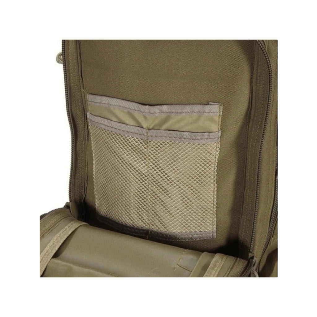 imagem mostrando o interior da Mochila Tática Survival 30 Litros da Arranca Toco destacando os 3 bolsos que há dentro da mochila para organização de material 