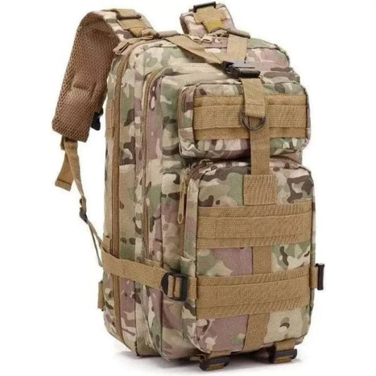 Mochila Tática Survival da loja arranca toco com 30 litros de capacidade, na cor camuflada urbana , mochila vista de lado com destaque para os múltiplos bolsos e reforços para carregar peso 