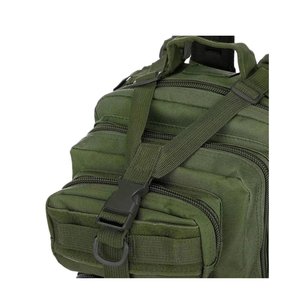 imagem da Mochila Tática Survival 30 Litros  da loja Arranca Toco com destaque ara o reforço da mochila que é um engate que reforça os principais bolsos da mochila também ajuda ajuda a mantê-la mais segura 