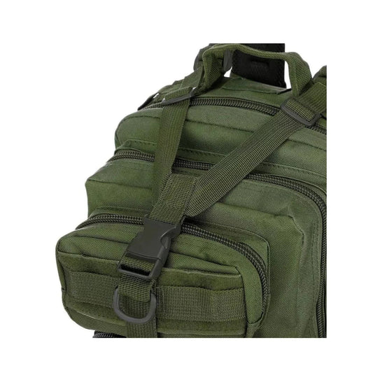imagem da Mochila Tática Survival 30 Litros  da loja Arranca Toco com destaque ara o reforço da mochila que é um engate que reforça os principais bolsos da mochila também ajuda ajuda a mantê-la mais segura 