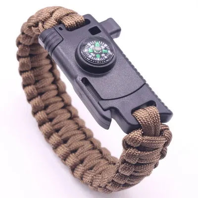 Pulseira de paracord com lâmina, bússola e pederneira da loja arranca toco, ideal para uso tático e aventuras ao ar livre. O design transado das cordas entrelaçadas é destacado em fotografia com fundo branco e iluminação suave, revelando os compartimentos funcionais. esta construída em paracord beje, bússola possui roseta verde fluorescente, e a pederneira é discretamente integrado, unindo estilo, praticidade e funcionalidade em um único acessório.
