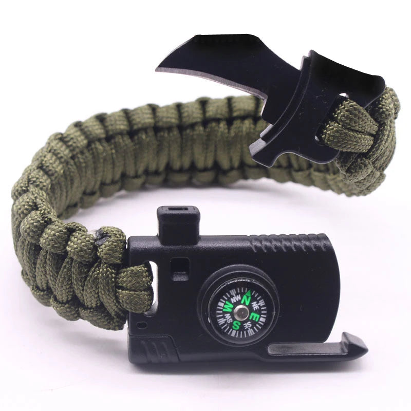 foto da Pulseira Paracord de sobrevivência Pederneira Lamina Bussola Venus, vista de frente com ênfase na bussola e na lâmina, mostrando bem o apito e a pederneira, imagem vista de frente pulseira na cor verde