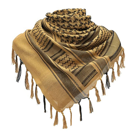 Shemagh Lenço Tático Militar arranca Toco na cor bege, é um lenço fino que que tem uma grande variedade de usos, tanto como proteção contra o frio no para se proteger do sol no calor, na imagem esta a demonstração dele sendo usado como mascara para proteger da poeira.