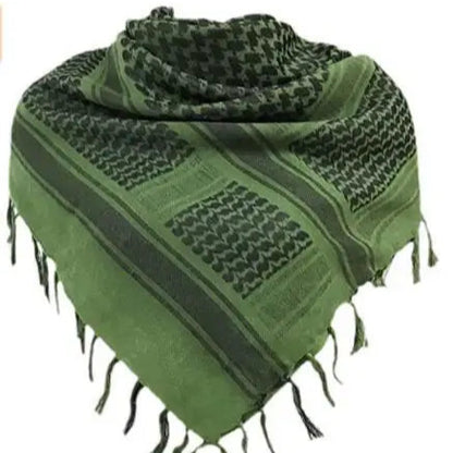Shemagh Lenço Tático Militar arranca Toco na cor verde oliva, é um lenço fino que que tem uma grande variedade de usos, tanto como proteção contra o frio no para se proteger do sol no calor, na imagem esta a demonstração dele sendo usado como mascara para proteger da poeira.