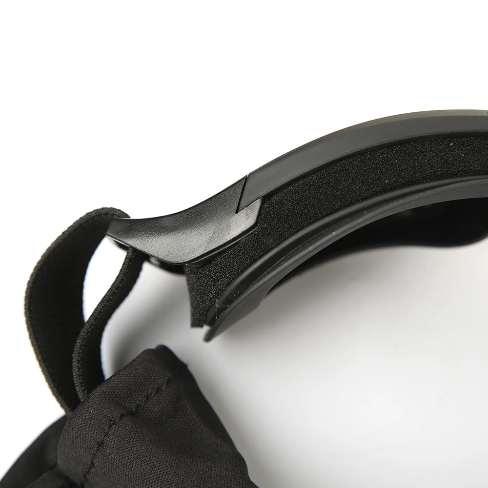 Se você leva sua segurança a sério, os Óculos Táticos Airsoft 3 Lentes são um item obrigatório no seu equipamento. Desenvolvidos com padrão tático militar, eles oferecem proteção completa contra vento, poeira, impactos e raios UV — essenciais para quem atua ou treina em ambientes exigentes.
foto mostrando o conforto que o produto proporciona