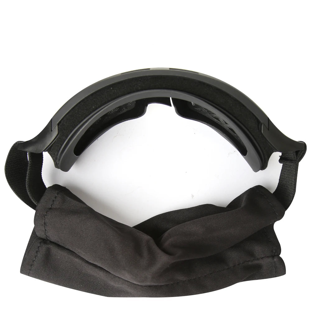 Se você leva sua segurança a sério, os Óculos Táticos Airsoft 3 Lentes são um item obrigatório no seu equipamento. Desenvolvidos com padrão tático militar, eles oferecem proteção completa contra vento, poeira, impactos e raios UV — essenciais para quem atua ou treina em ambientes exigentes.
foto mostrando o produto  distancia, mostrando ele por completo